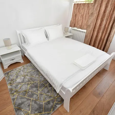 Riverfront Apartament *